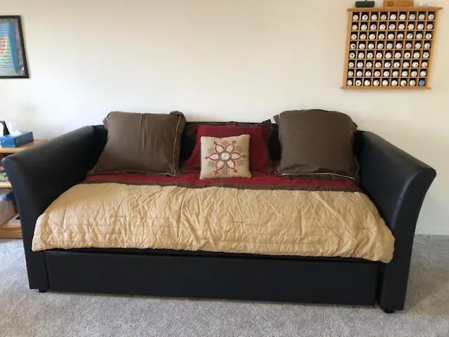 3 En Bedrooms!! Spacious 2-story Townhome With Pool And + 2-car Garage *