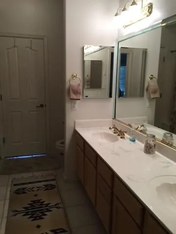 Villa 3 En Bedrooms!! Spacious 2-story Townhome With Pool And + 2-car Garage *